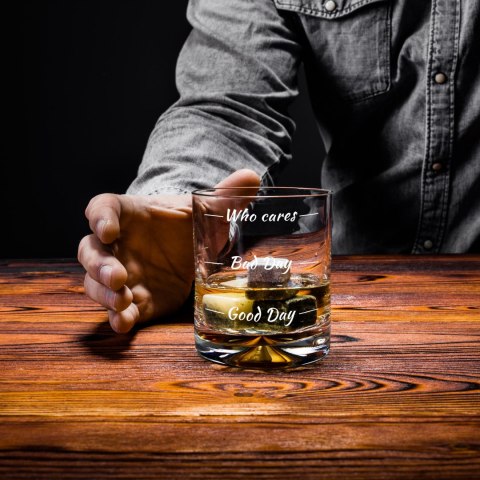 Etui na whisky + 2 szklanki z nadrukiem chłopaka Etui na whisky + 2 szklanki z nadrukiem chłopaka