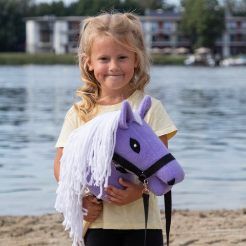 Hobby Horse Skippi A5 - koń na kiju - lawendowy fioletowy - kantar i wodze Hobby Horse Skippi A5 - koń na kiju - lawendowy fioletowy - kantar i wodze