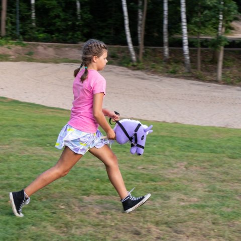 Hobby Horse Skippi A5 - koń na kiju - lawendowy fioletowy - kantar i wodze Hobby Horse Skippi A5 - koń na kiju - lawendowy fioletowy - kantar i wodze
