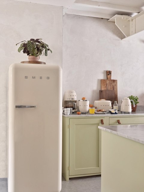 Czajnik elektryczny SMEG KLF03CREU kremowy Czajnik elektryczny SMEG KLF03CREU kremowy
