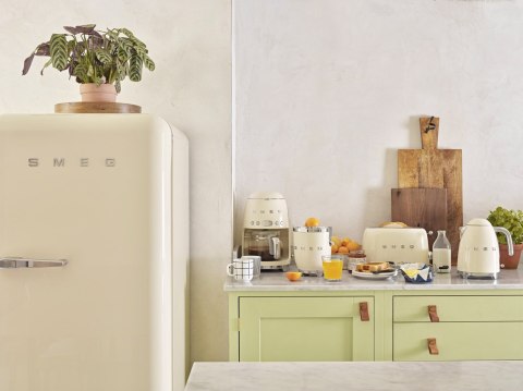 Czajnik elektryczny SMEG KLF03CREU kremowy Czajnik elektryczny SMEG KLF03CREU kremowy