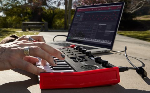 AKAI MPK MINI PLAY 3 - Mini klawiatura sterująca AKAI MPK MINI PLAY 3 - Mini klawiatura sterująca