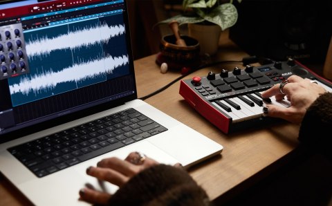 AKAI MPK MINI PLAY 3 - Mini klawiatura sterująca AKAI MPK MINI PLAY 3 - Mini klawiatura sterująca