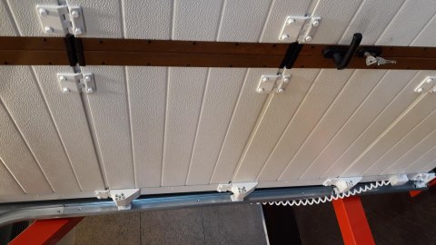 Brama garażowa segmentowa Jarmex z napędem DEA (Wymiar: 2370x3000mm) Brama garażowa segmentowa Jarmex z napędem DEA (Wymiar: 2370x3000mm)