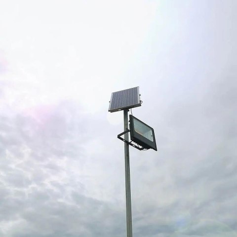 Projektor LED Solarny V-TAC 16W Czarny IP65, Pilot, Timer VT-40W 6000K 1050lm Projektor LED Solarny V-TAC 16W Czarny IP65, Pilot, Timer VT-40W 6000K 1050lm